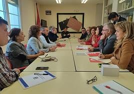 Asistentes a la reunión celebrada en la sede regional de UGT.
