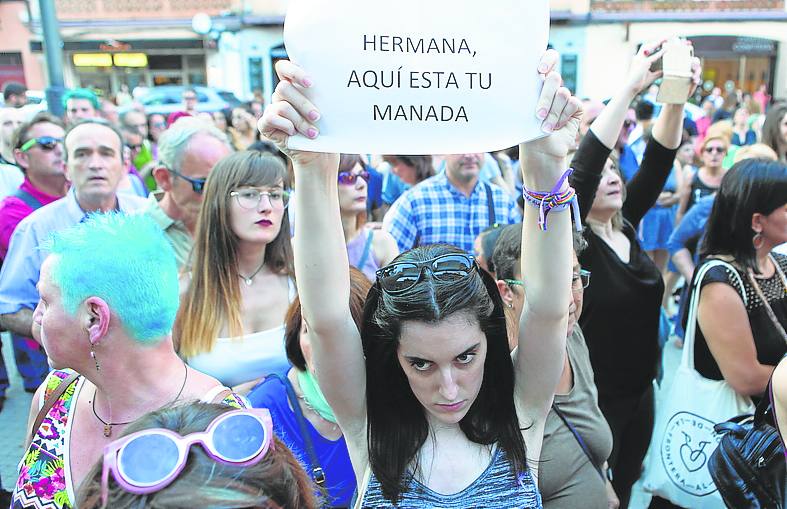 Protesta en Logroño por la primera decisión judicial del caso de La Manada de Pamplona en 2016.