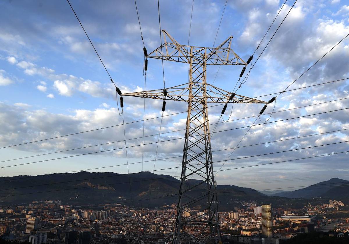 Una torre de transporte de energía perteneciente a red eléctrica.