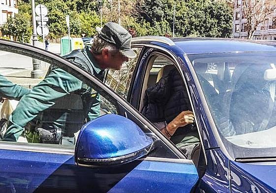Jaime Acebes, el conductor que causó la muerte de tres personas en Suesa, cubrió su rostro el día que quedó en libertad con cargos.