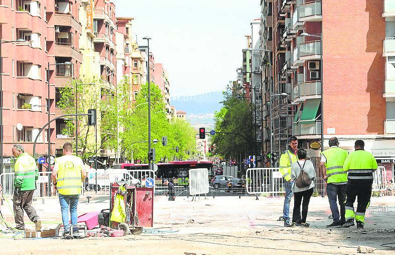 Técnicos y operarios, este martes, sobre el tablero.