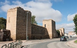 Ayuela dedica su ciclo 'En torno al 25 de abril' a las murallas de Santo Domingo