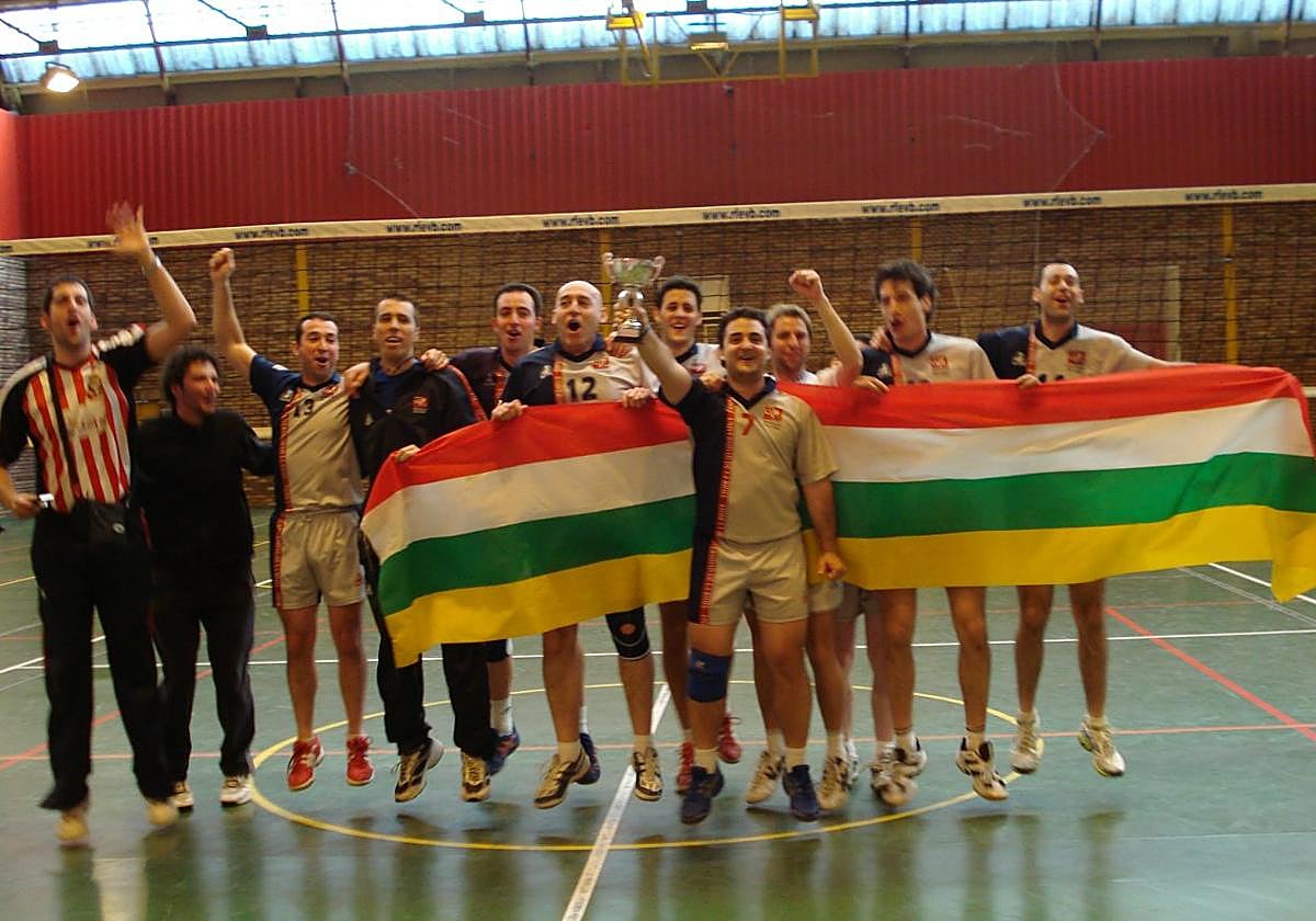 El Voleyviña celebra su subida a Primera en la fase de ascenso que se jugó en Vigo.