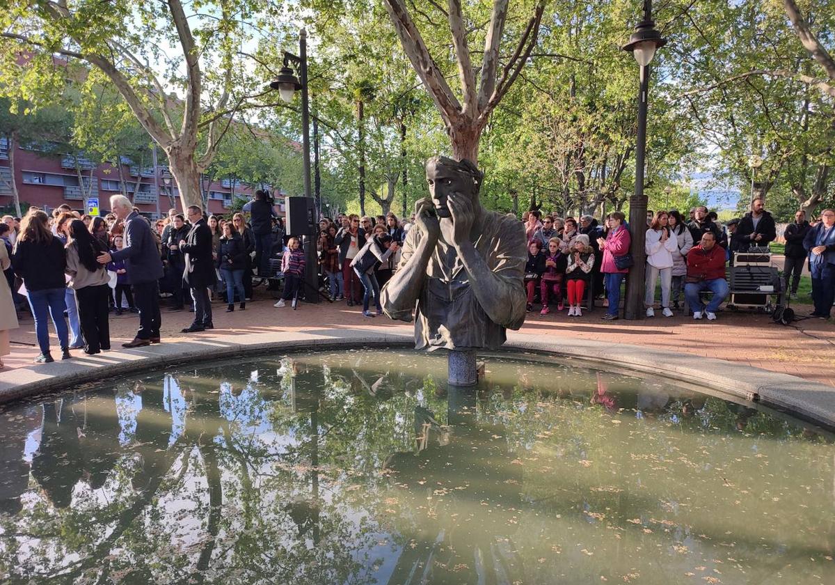 «No estáis solas, somos muchos más», clama el alcalde de Logroño