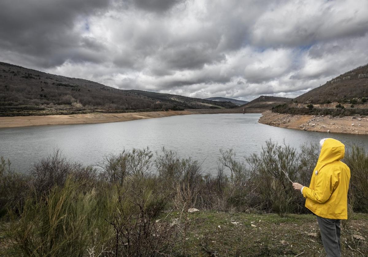 Vista del embalse de Pajares, que está al 37% de su capacidad.