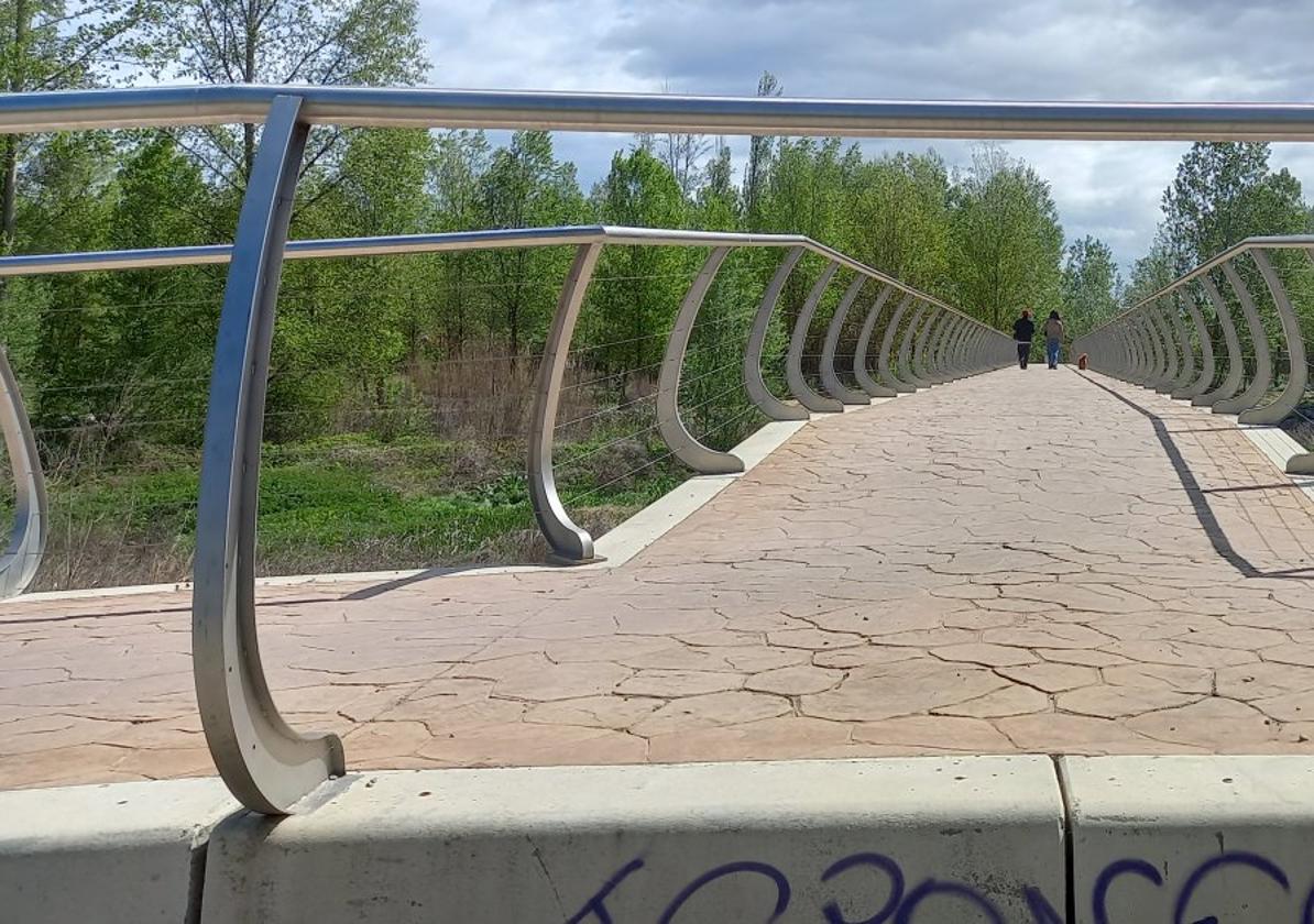 La pasarela peatonal de Villamediana sufre actos vandálicos