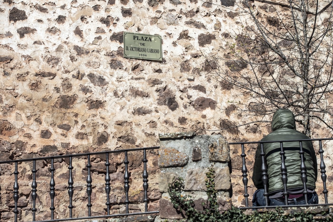 Plaza dedicada a Victoriano Labiano junto a la Iglesia Nuestra Señora de las Eras de El Rasillo de Cameros.