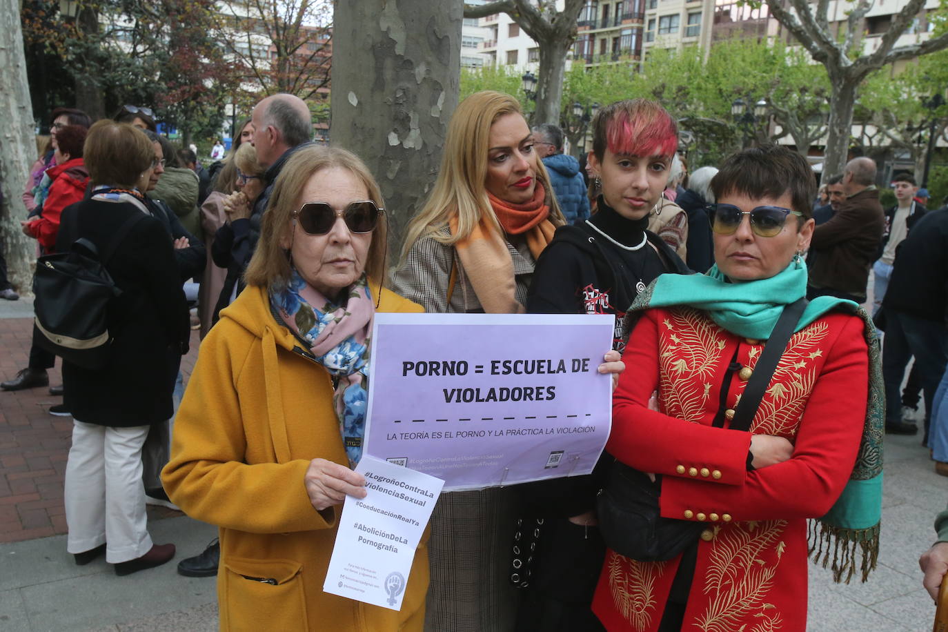 Decenas de personas se concentran para pedir medidas urgentes contra laviolencia machista