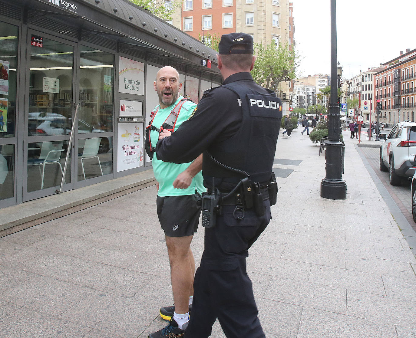 Decenas de personas se concentran para pedir medidas urgentes contra laviolencia machista