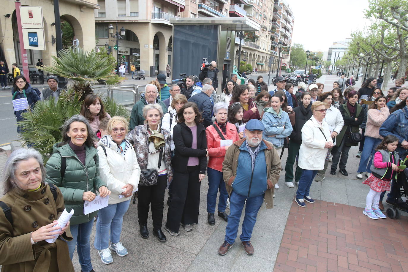 Decenas de personas se concentran para pedir medidas urgentes contra laviolencia machista