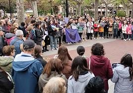 Concentración en el Espolón para pedir medidas urgentes contra la violencia machista.
