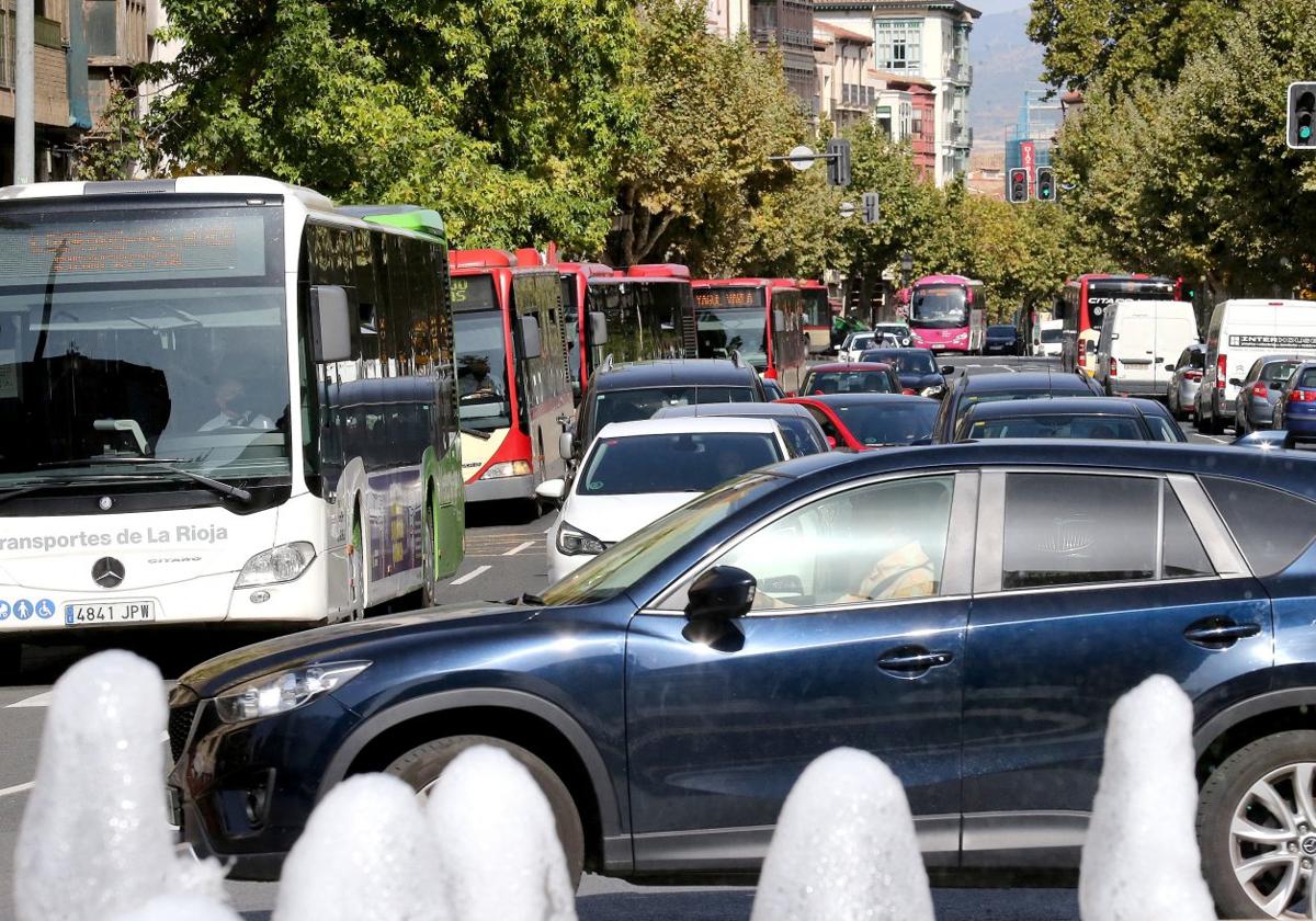 Circulación de vehículos en una de las calles céntricas de la capital.