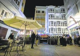 La procesión del Silencio pasa frente a la terraza de un bar del Casco Antiguo en la última Semana Santa.