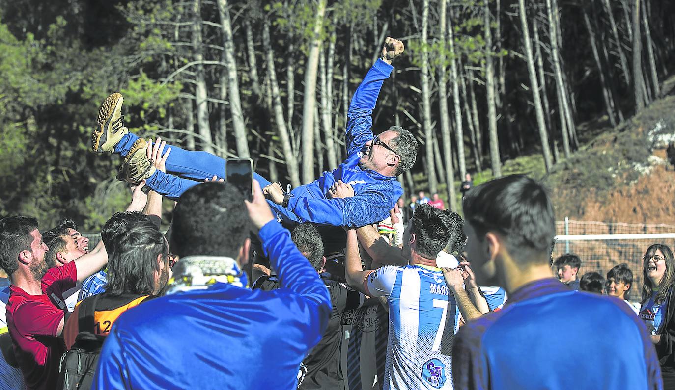 Los jugadores najerinos mantean a su entrenador, Arturo Guerra.