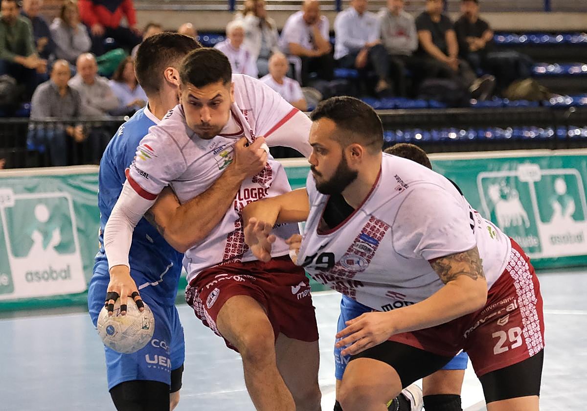 Ismael El Korchi intenta superar a su defensor junto a su compañero Javi García.