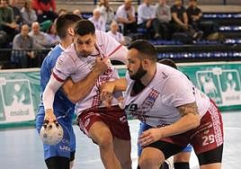 Ismael El Korchi intenta superar a su defensor junto a su compañero Javi García.