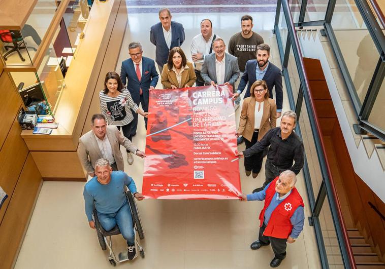 Organizadores, patrocinadores y colaboradores posaron con el cartel.