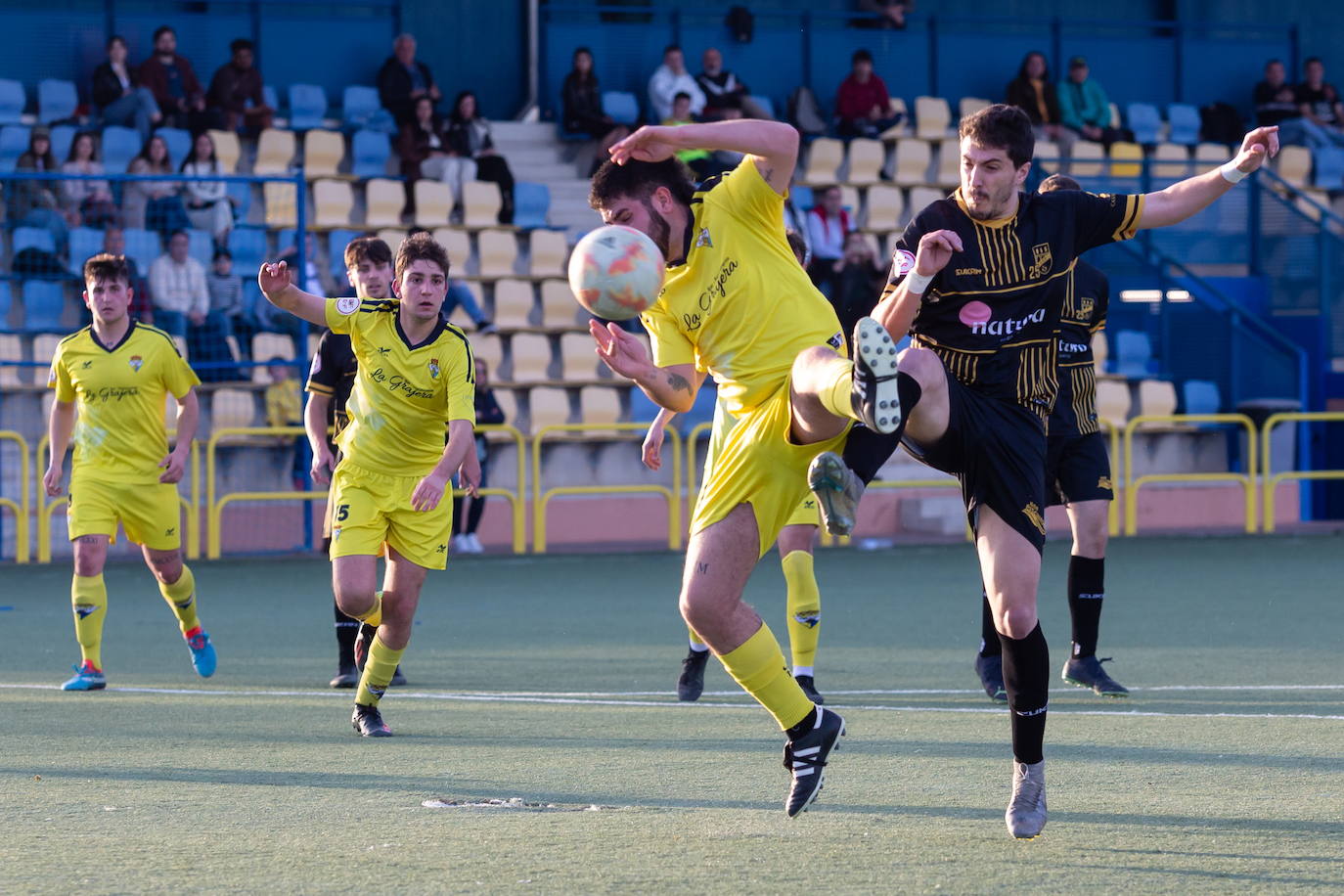 Fleitas, de amarillo y en una imagen de archivo, pugna con un rival por el balón.