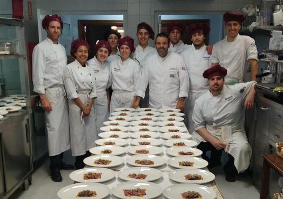 Un grupo de alumnos, con los platos preparados.