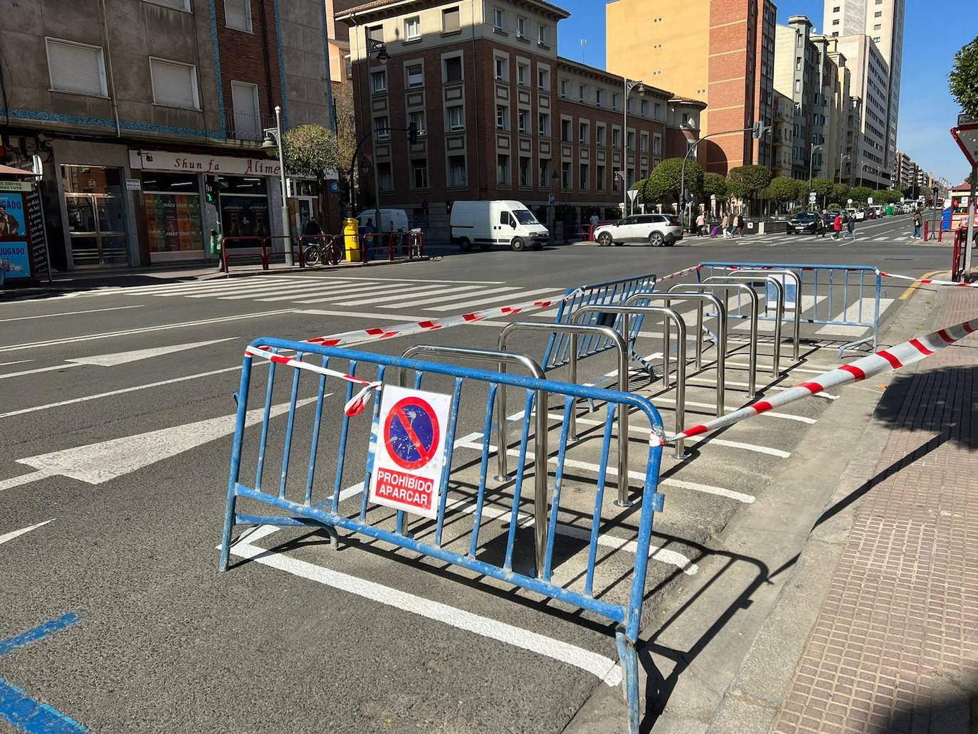 Nuevo aparcabicis en avenida de Solidaridad.