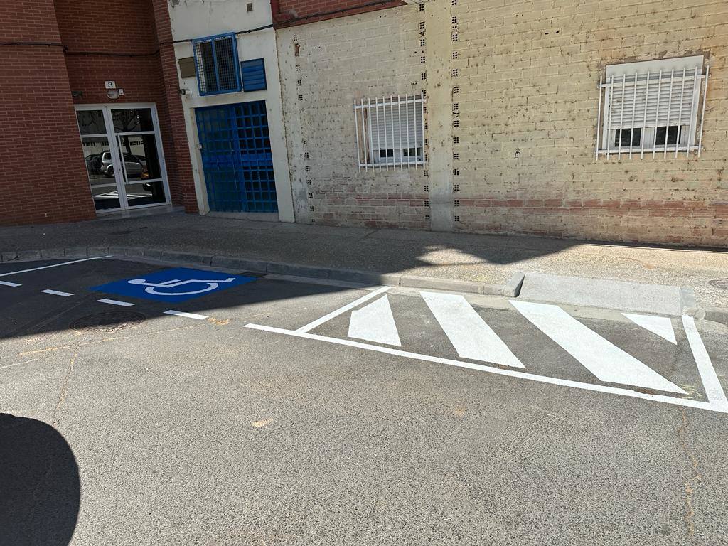 Nueva plaza pintada para personas con movilidad reducida.