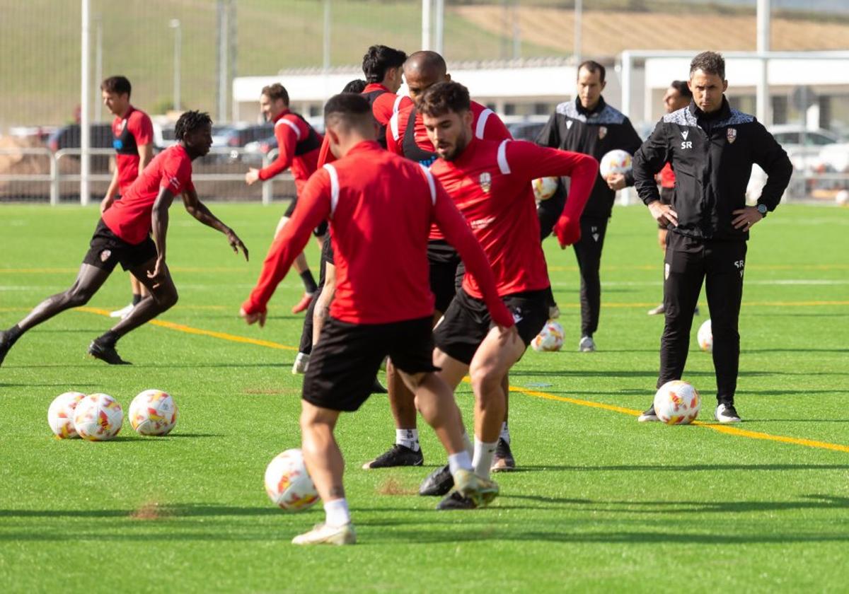 Sergio Rodríguez observa el calentamiento de sus jugadores al inicio del entrenamiento de este miércoles.