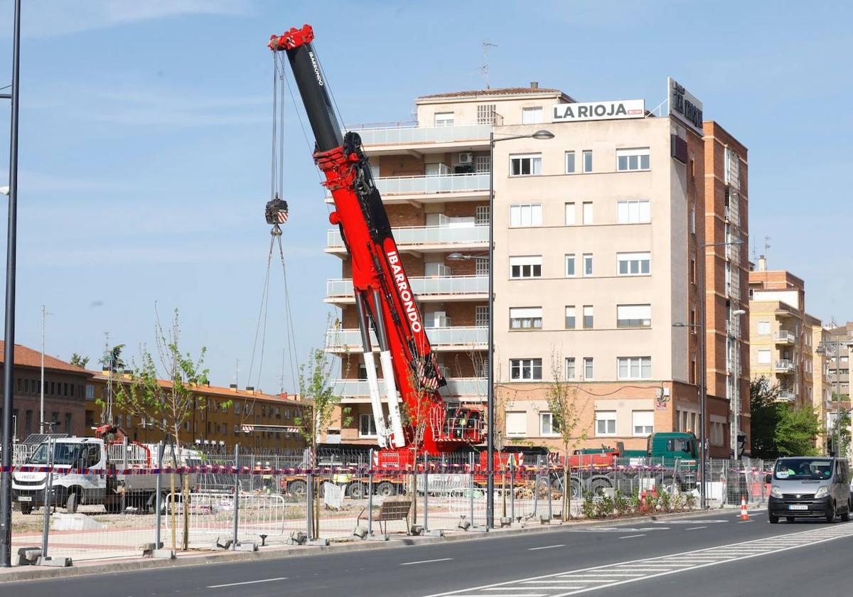 Grúa sobre el puente, este viernes.