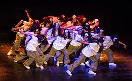 Uno de los grupos participantes en la categoría de danza urbana Junior, ayer en el Avenida.