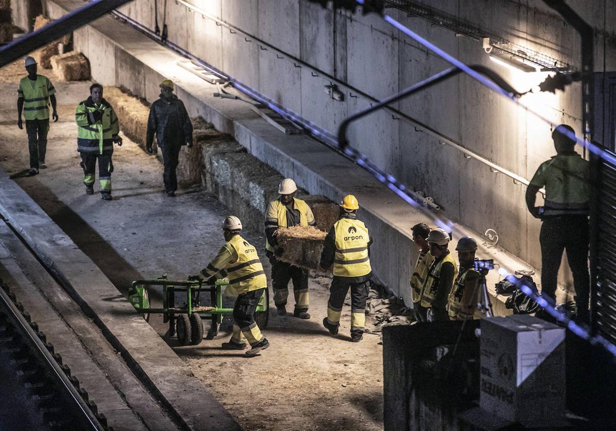 Los trabajos nocturnos de la grúa de Vara de Rey