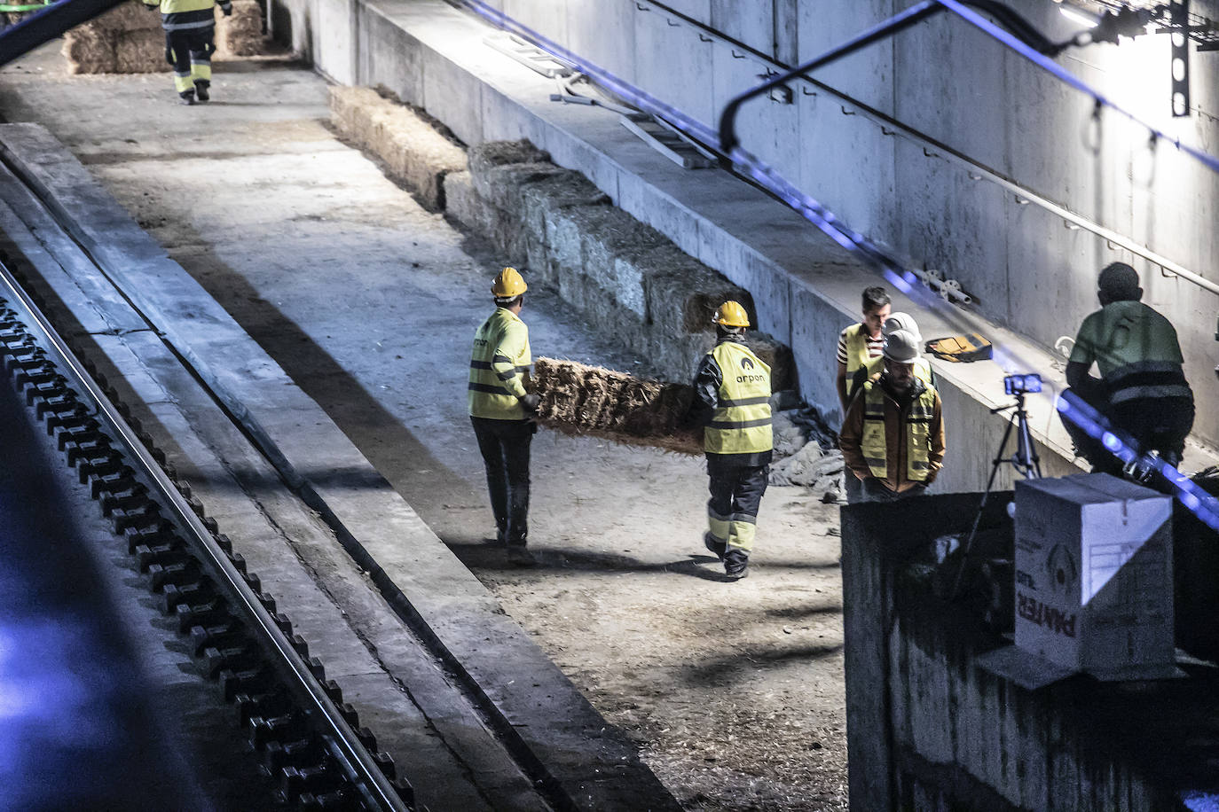 Los trabajos nocturnos de la grúa de Vara de Rey