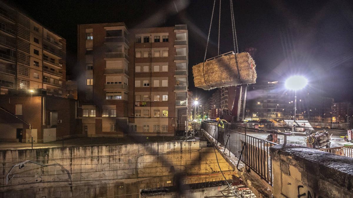 Así trabaja la grúa del puente de Vara de Rey por la noche