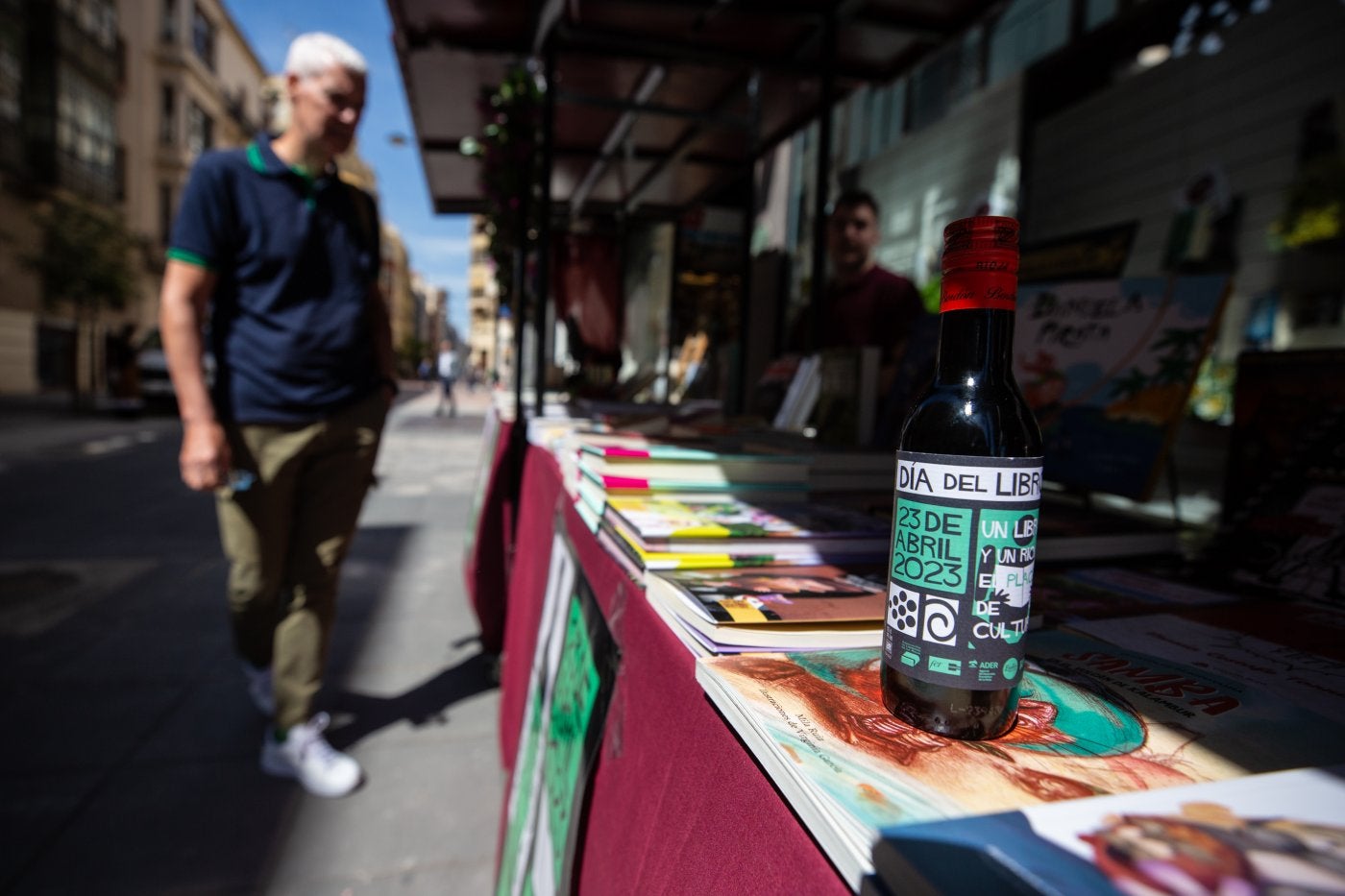 Puesto de calle de una librería logroñesa, durante este fin de semana, con la campaña 'Un libro y un Rioja: el placer de la cultura'.