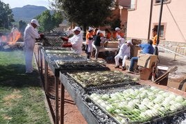 Los voluntarios se afanaron en preparar la degustación de 5.200 cebollas asadas.