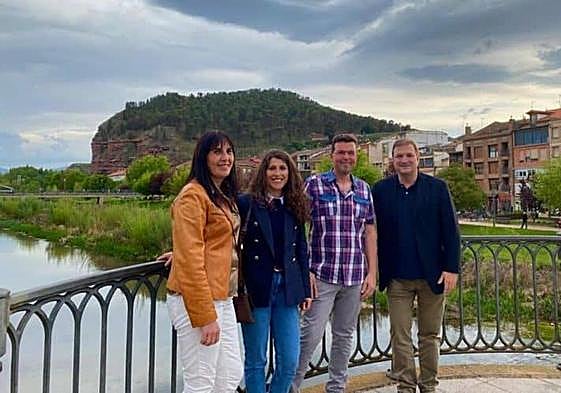 Los representantes de 'Por La Rioja' posan sobre el Najerilla