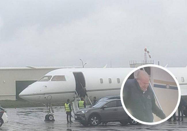 El rey emérito, bajando del avión en Vitoria.