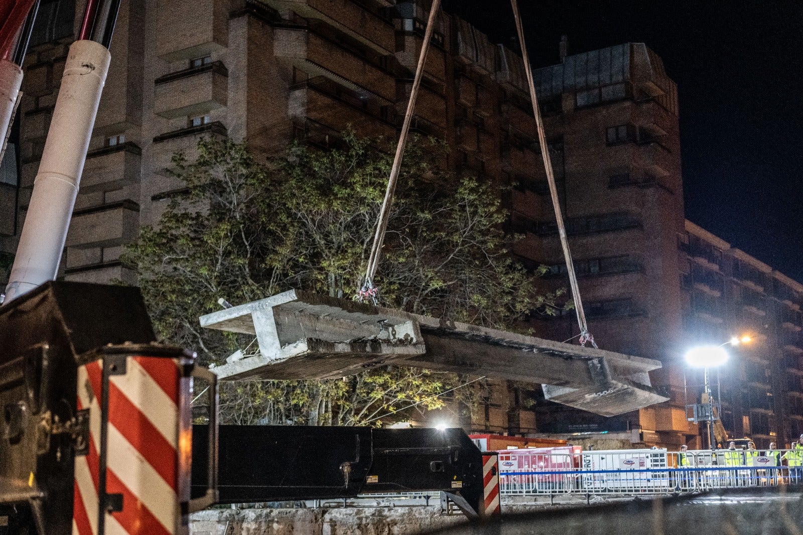 El desmontaje del puente de Vara de Rey, de día y de noche