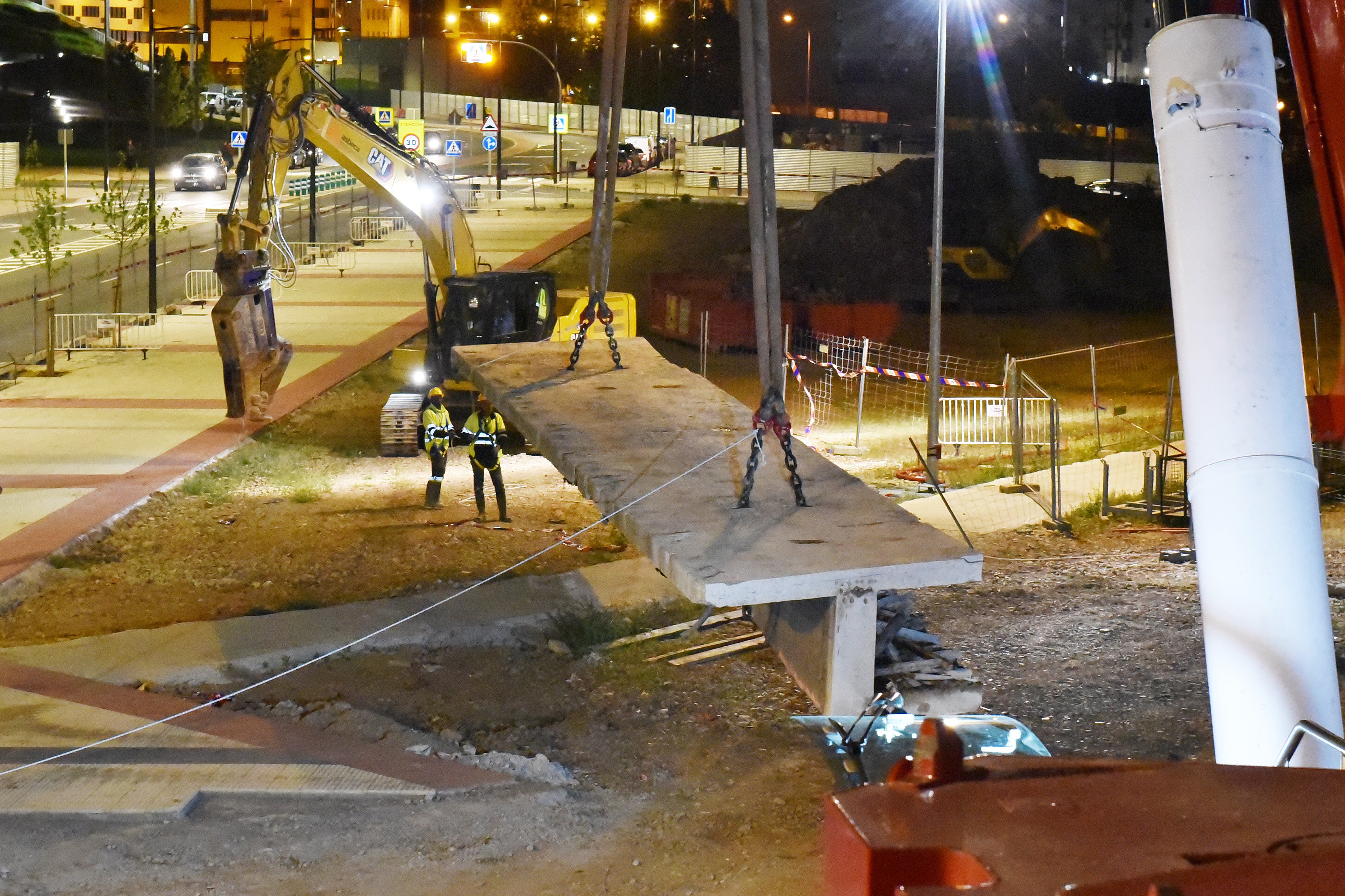 El desmontaje del puente de Vara de Rey, de día y de noche