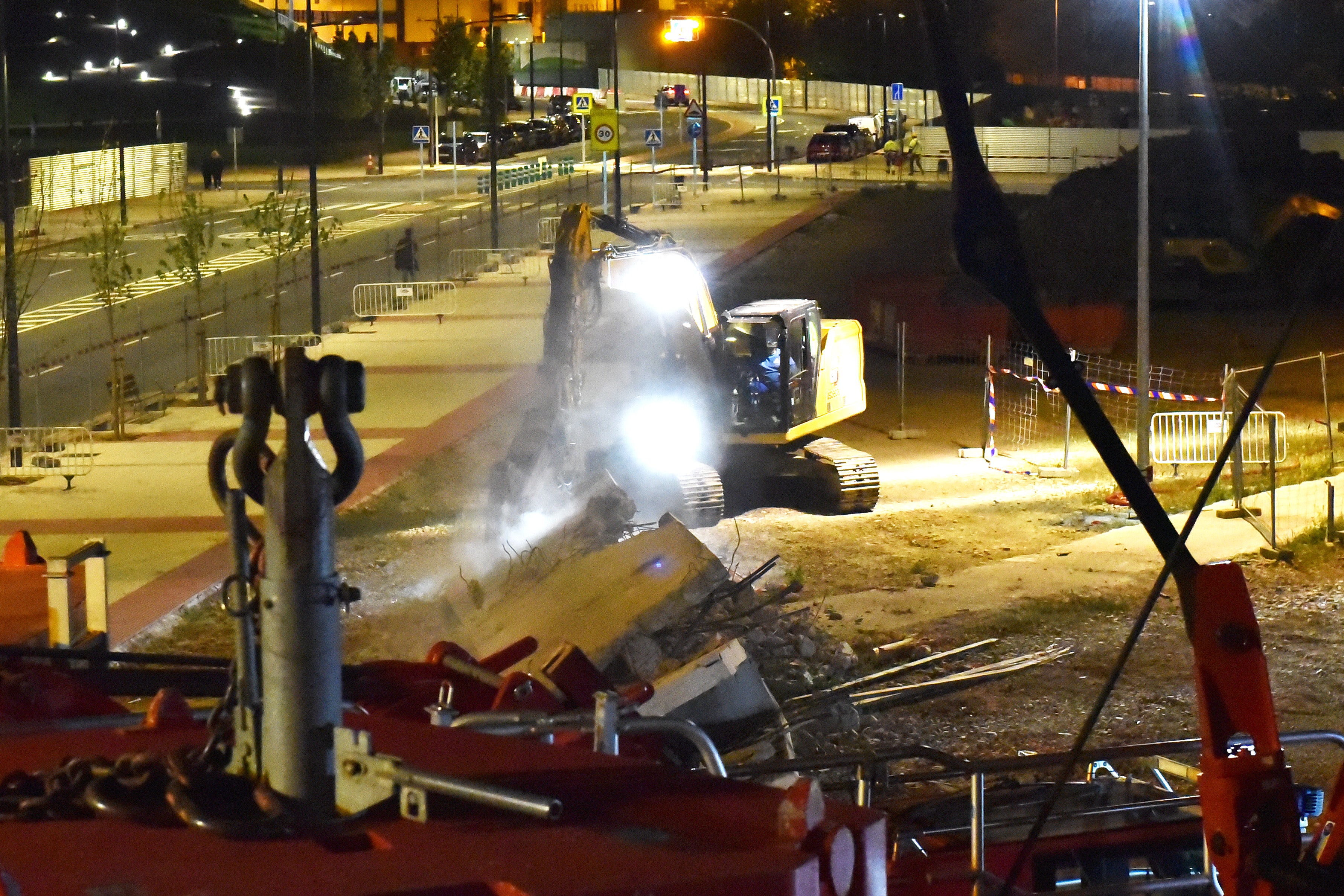 El desmontaje del puente de Vara de Rey, de día y de noche