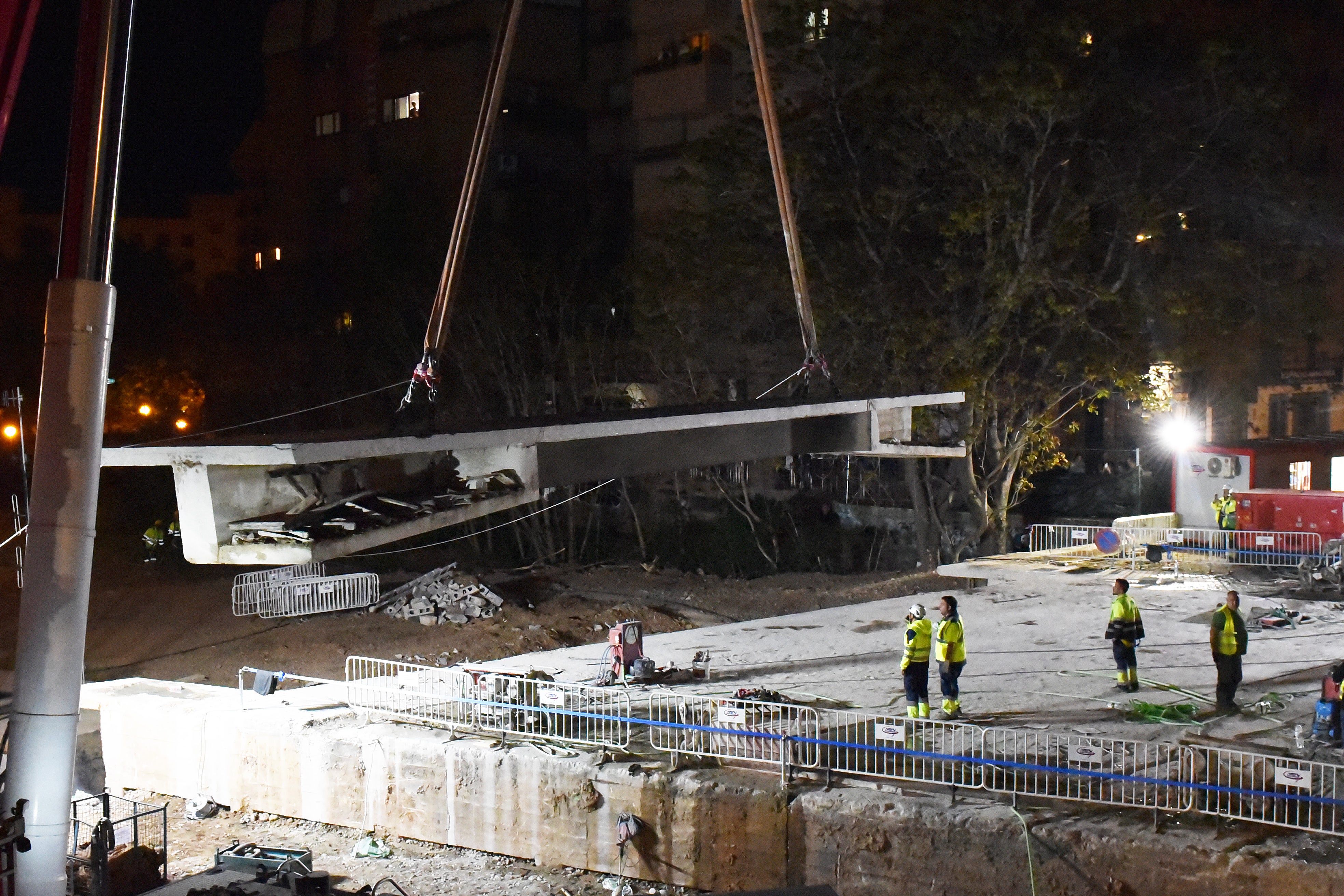 El desmontaje del puente de Vara de Rey, de día y de noche