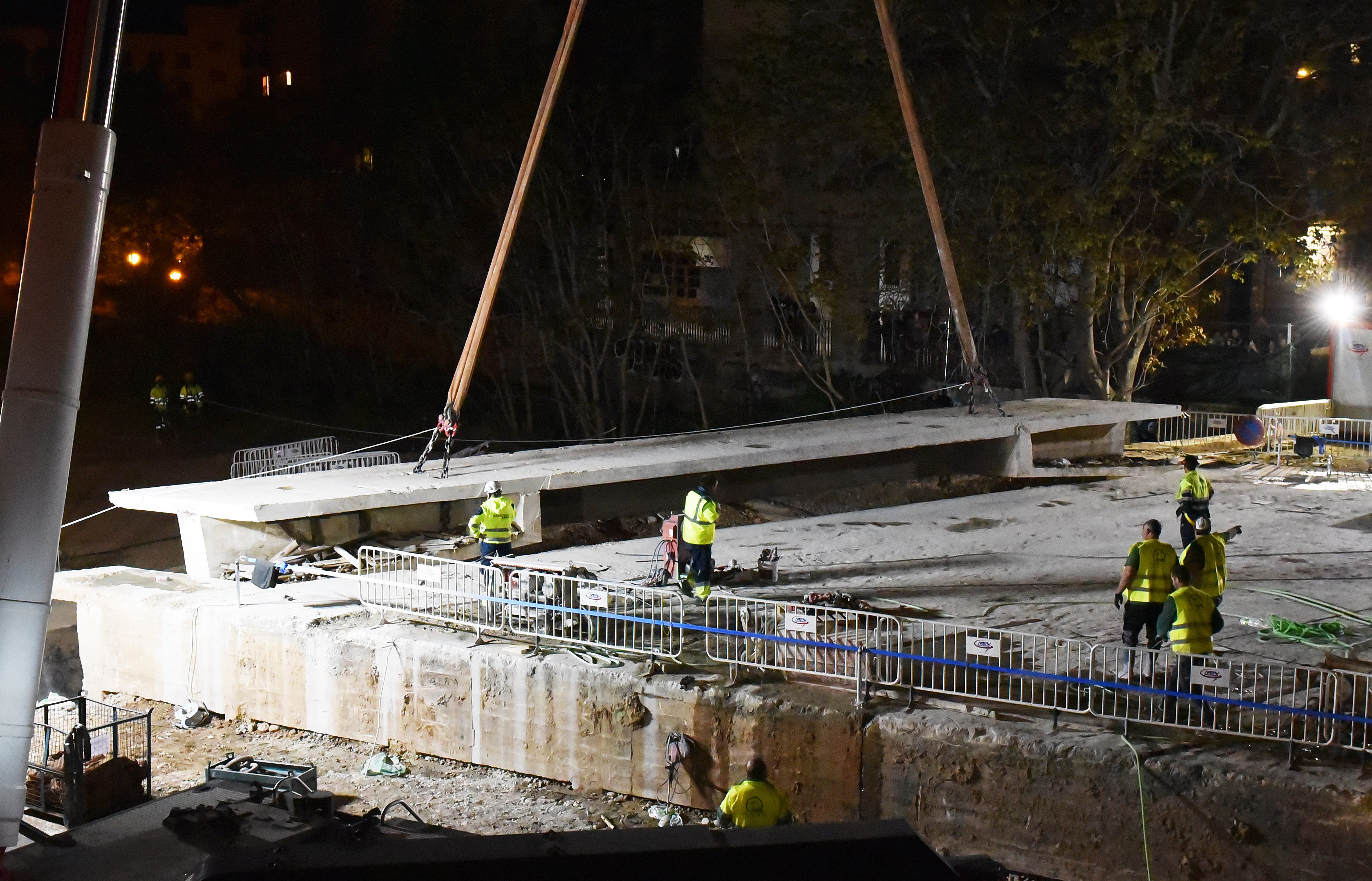 El desmontaje del puente de Vara de Rey, de día y de noche