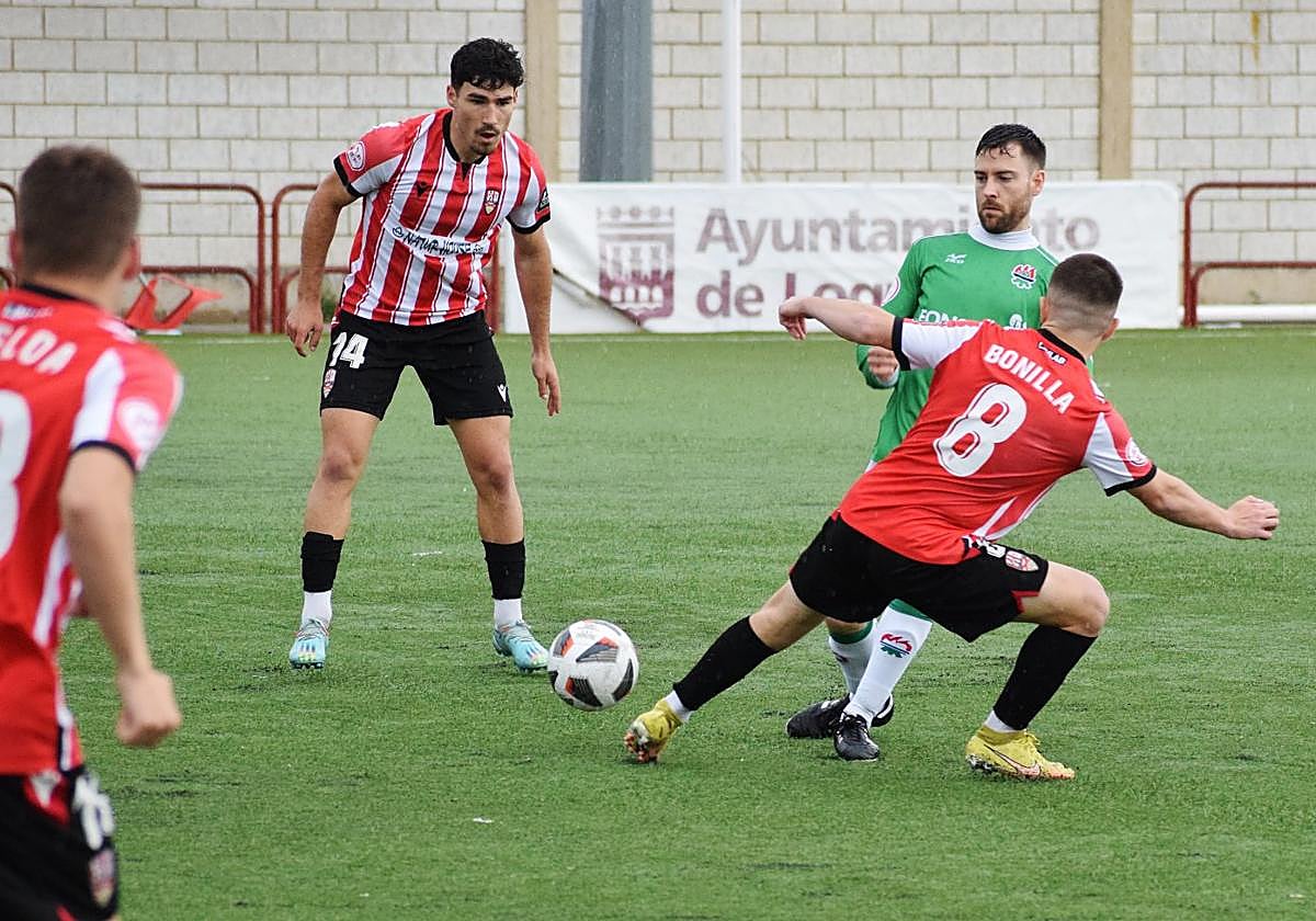 Curro intenta quitar el esférico a uno de los jugadores del San Juan.