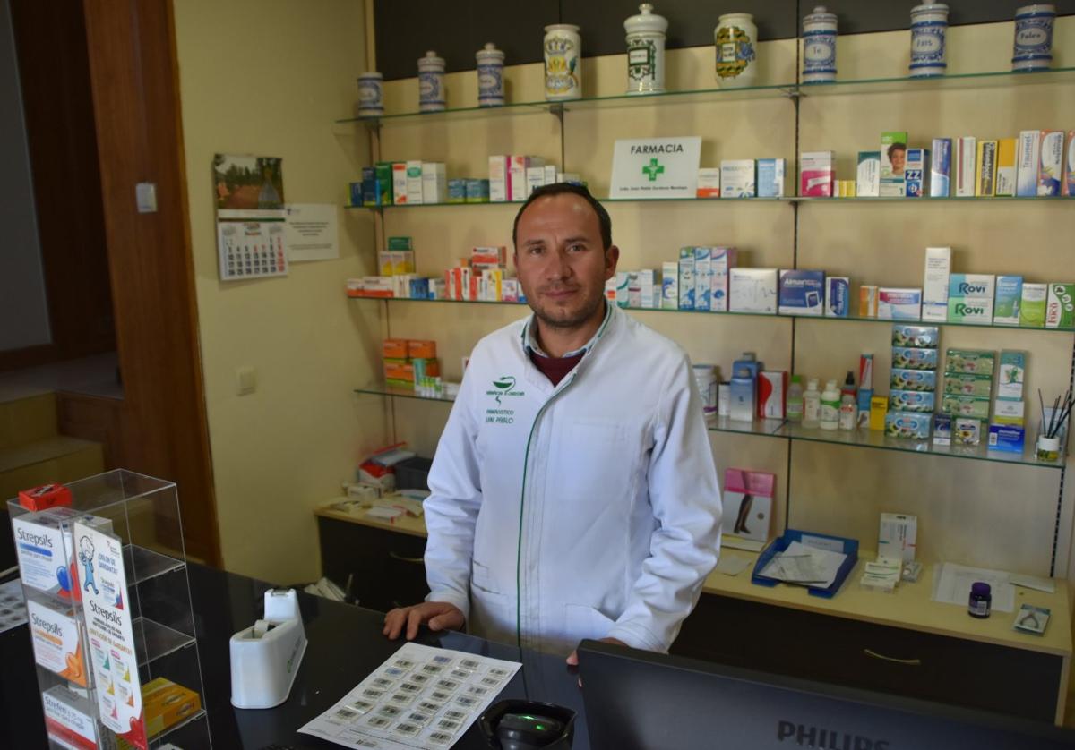 Juan Pablo Cardona Montoya en la farmacia de Aguilar del Río Alhama, en la Plaza de España, que regenta desde el 4 de abril.