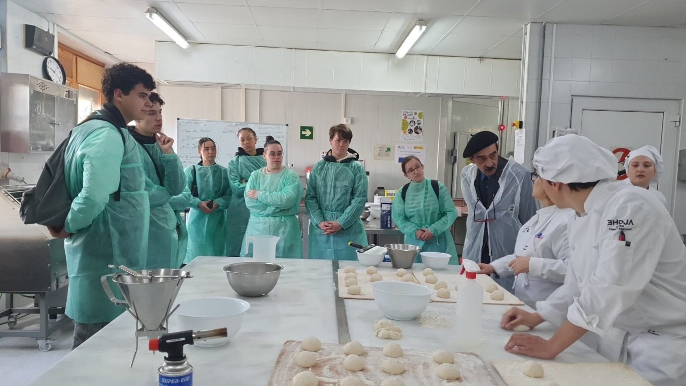 Los alumnos del liceo francés, en la cocina de la Escuela de Hostelería y Turismo de La Rioja, en la mañana de ayer.
