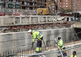 Operarios restableciendo los servicios para que puedan volver los trenes el miércoles.