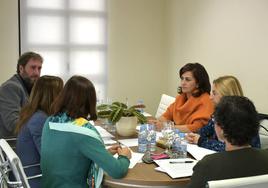 Andreu y Somalo reunidas con miembros del Colegio Oficial de Psicólogos.