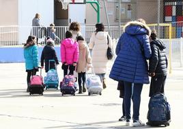 Madres acompañan a sus hijos a la entrada en un colegio de Logroño.