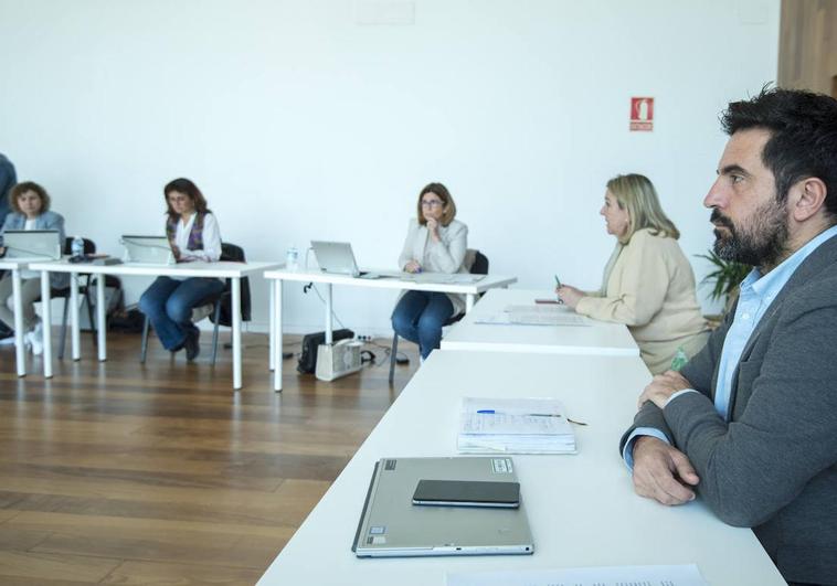 Álex Dorado, en primer plano, durante la reunión de la mesa.