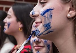 Las jóvenes reciben en su rostro la marca azul que las designa como doncellas y portadoras del Pan del Santo en la procesión del 11 de mayo.