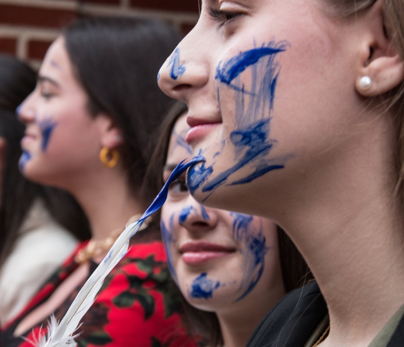 Las jóvenes reciben en su rostro la marca azul que las designa como doncellas y portadoras del Pan del Santo en la procesión del 11 de mayo.