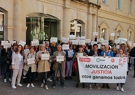Concentración de protesta a las puertas de los juzgados.